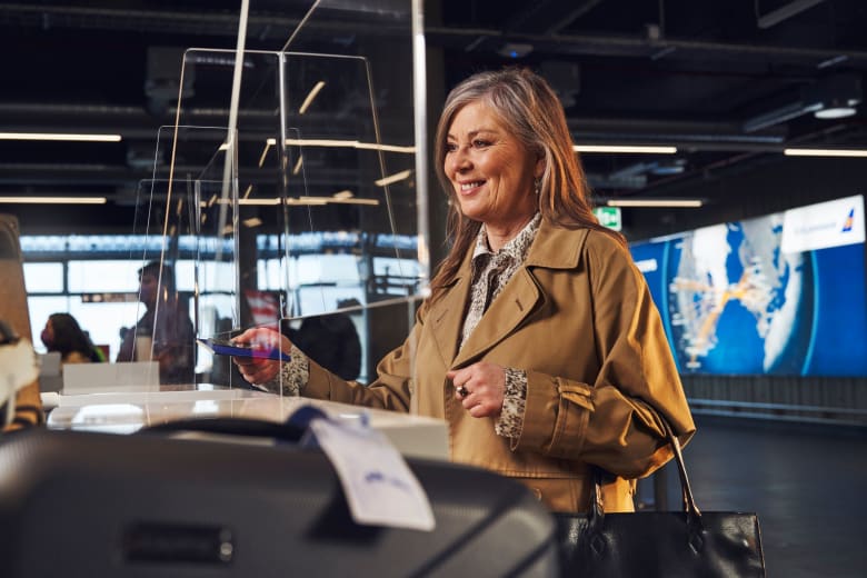 Web_image-Keflavík_Airport_-_Check_in_Woman3
